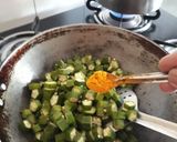 A picture of step 3 of Okra fry using panch phoran.