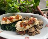 Foto del passaggio 5 della ricetta Filetti di merluzzo con spinaci e funghi champignon al pomodoro, facili e veloci