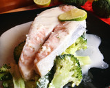 Foto del paso 2 de la receta: Salmón con brócoli y salsa de lima y mascarpone con Lékué