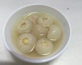 Hình bước làm 5 của món Chè vải bọc hạt sen
