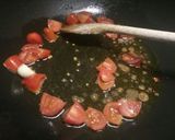 A picture of step 1 of Spaghetti alle vongole con pomodorini.