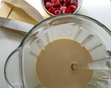 Une image de l'étape 2 de Gâteau magique framboises chocolat blanc.