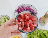 Hình bước làm 2 của món Salad rau củ mix xúc xích