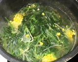 Foto langkah ke 5 dari resep Sayur bening bayam bumbu kunci.