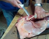 Foto del paso 1 de la receta: Pavo deshuesado al horno con salsa de vino y coñac