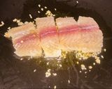 Foto langkah ke 4 dari resep Pan-Fried Garlic Butter Dory Fish.