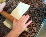Foto del paso 2 de la receta: Rollitos de pan de molde con atún, mahonesa y palitos de surimi