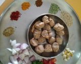A picture of step 1 of सोया chunks मसाला.