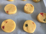 ট্যুটি ফ্রুটি কুকিজ (tutti frutti cookies recipe in Bengali)