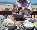 Foto del paso 3 de la receta: Molcajete de Camarones y callos de hacha