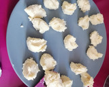 Foto del paso 2 de la receta: Trufas de coco y almendra Navidad (Raffaello)