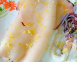 Foto del paso 5 de la receta: Calamar a la plancha al limón con ajos garrapiñados y perejil