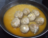 Foto del paso 3 de la receta: Albóndigas rellenas con salsa de cebollas y vino de Jerez
