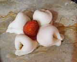 A picture of step 4 of Strawberry pastry.