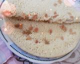 Une image de l'étape 2 de Crêpes aux mille trous aux raisins secs.