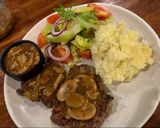 Foto langkah ke 4 dari resep Beef steak with mashed potato ala bintang 5 (mushroom gravy sauce).
