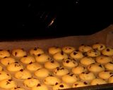 A picture of step 4 of Crispy mini chocolate chip cookies.