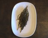Foto del passaggio 1 della ricetta Frittelle di salicornia e alici con zenzero marinato