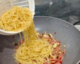 Foto langkah ke 4 dari resep Spaghetti Aglio e Olio.