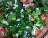 Foto del paso 6 de la receta: Vacío de cerdo a la mostaza con acelga, tomate, cebolla y perejil