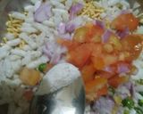 A picture of step 3 of Mudhi (bhelpuri).