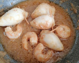 Foto del paso 13 de la receta: Calamares rellenos con langostinos Sabor Cookpad