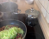 Foto del paso 5 de la receta: Tiras de calabacín con jamón y setas al ajillo