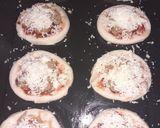 A picture of step 3 of Minnie Kabab pizza.