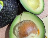 صورة لخطوة 1 من وصفة ساندويتش البيض مع الشيدر والأفوكادو 🥪🍳🥑🍒🥒