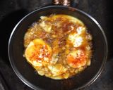 Foto del paso 4 de la receta Huevos fritos con tocino de jamón, ajos y chorizo picante