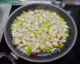 Foto del paso 4 de la receta: Rossejat de fideos con sepia y sobrasada