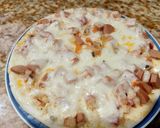 Hình bước làm 3 của món Pizza xúc xích, thanh mực, cà chua, hành tây, nấm