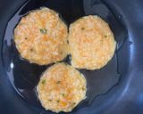 Hình bước làm 4 của món Pancake cơm trứng carrot