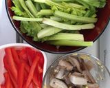 Hình bước làm 2 của món Mực xào cần tây ớt chuông topping lạc rang (eat clean)