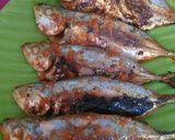 Foto langkah ke 7 dari resep Kembung panggang teflon bumbu sambel tomat.