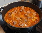 Foto del paso 5 de la receta: Pavo entomatado con piña y garbanzos