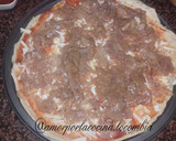 Foto del paso 4 de la receta: Pizza casera de salchicha, cebolla y manzana caramelizada