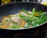 酸菜炒鮭魚（豆油伯純釀醬油食譜）的食譜步驟5照片