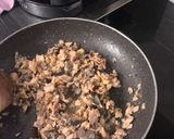 Foto del passaggio 1 della ricetta Spaghetti alla trota salmonata uvetta noci e pangrattato