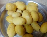A picture of step 2 of Aloo Ka Bhurtha.