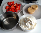 Foto del paso 4 de la receta: Bocadito de nata y fresas (low carb)