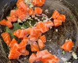 รูปขั้นตอนการทำที่ 4 ของ ข้าวผัดแซลมอน ❤️🍣