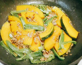 Foto langkah ke 5 dari resep Kabocha paprika tumis daging giling.