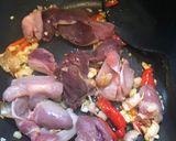 รูปขั้นตอนการทำที่ 3 ของ ข้าวกะเพราเครื่องในไก่ ไข่ดาว