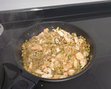 Foto del paso 3 de la receta: Tallarines  con espirulina a la marinera