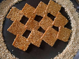 તલ ચીક્કી (Til Chikki Recipe In Gujarati)