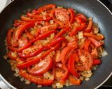 Lecsós kolbászos cukkinirakottas recept fázis 1 fotója