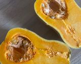 Une image de l'étape 1 de Butternut farcie aux gorgonzola, lardons fumés et oignons.