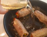 Foto del paso 6 de la receta Rollitos de ternera con pimientos en salsa de vino blanco