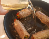 Foto del paso 6 de la receta: Rollitos de ternera con pimientos en salsa de vino blanco
